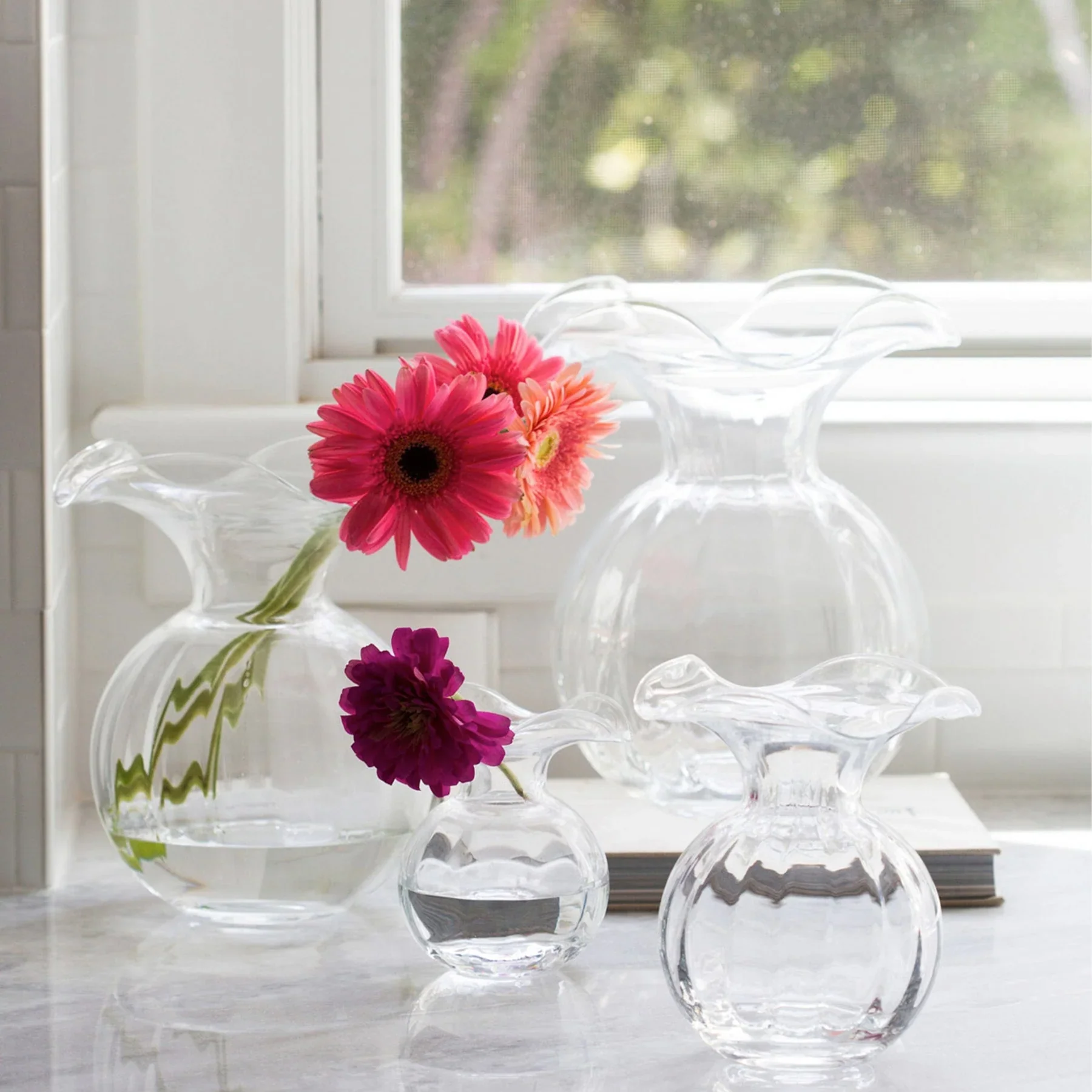 Vietri Hibiscus Glass Clear Large Fluted Vase - Image 4