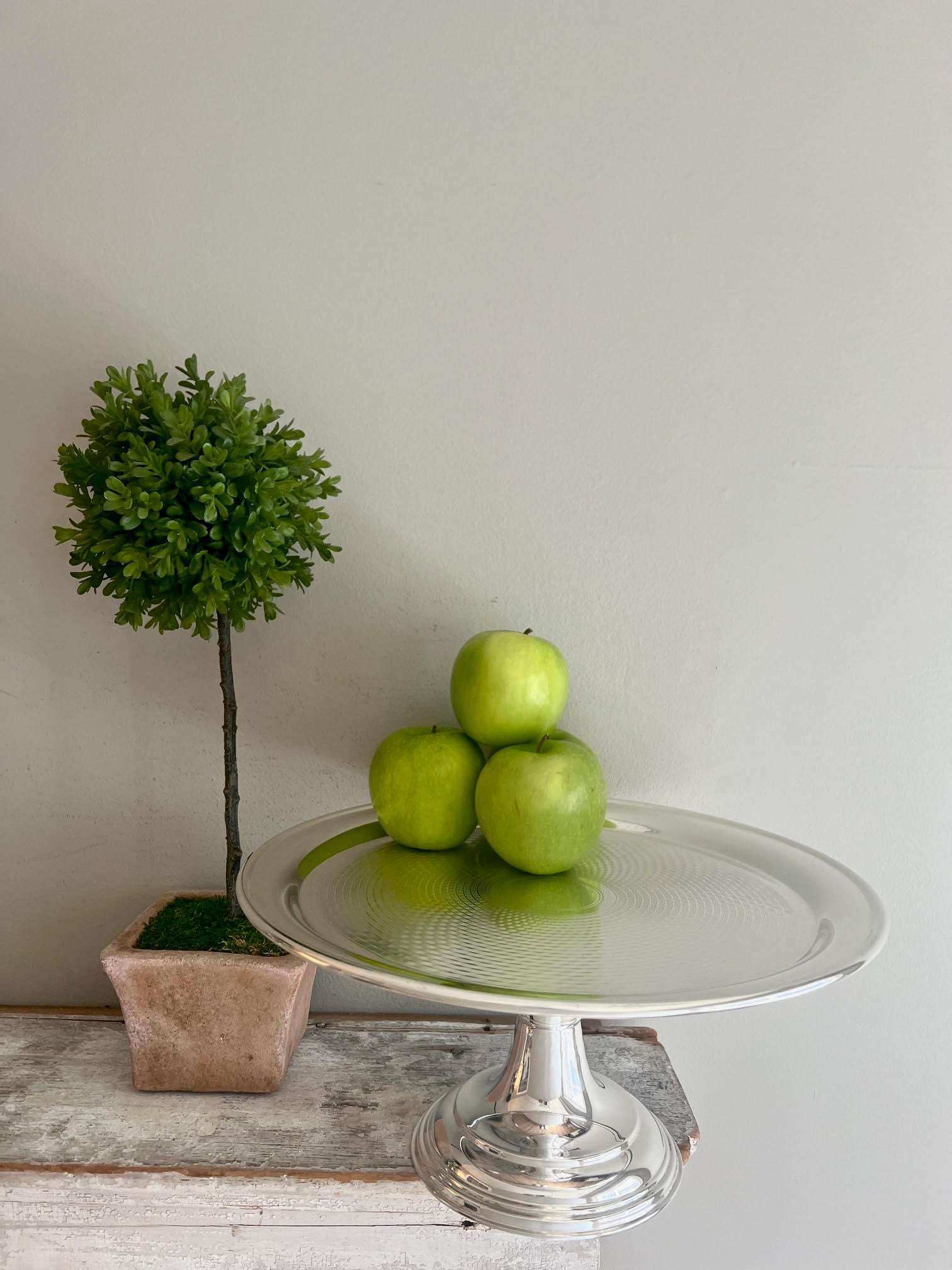 Hôtel Silver Vintage 14" Pedestal Cake Stand with Engine Turned Tray - Image 3